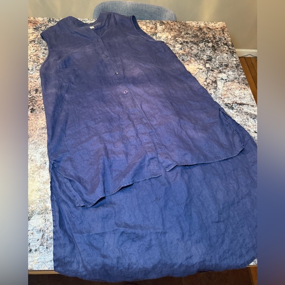 Neiman Marcus Tops - Neiman Marcus 100% linen sleeveless tunic top in navy blue